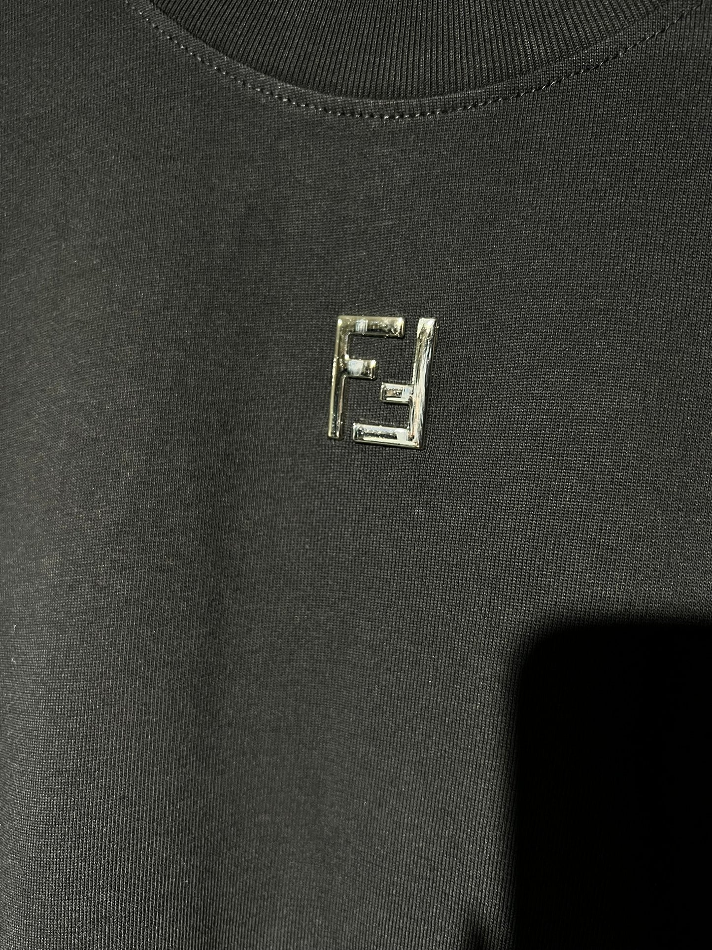 Fendi “Logo Metálico” Negra