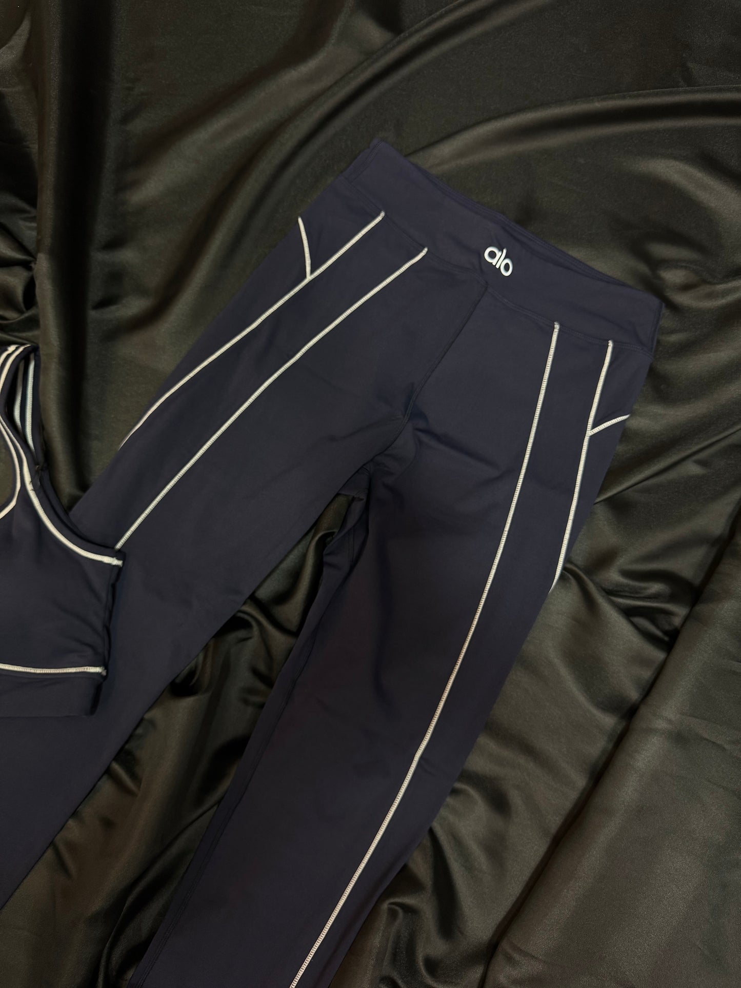 Alo Yoga – Conjunto Bra & Leggings Azul Marino con Piping Blanco