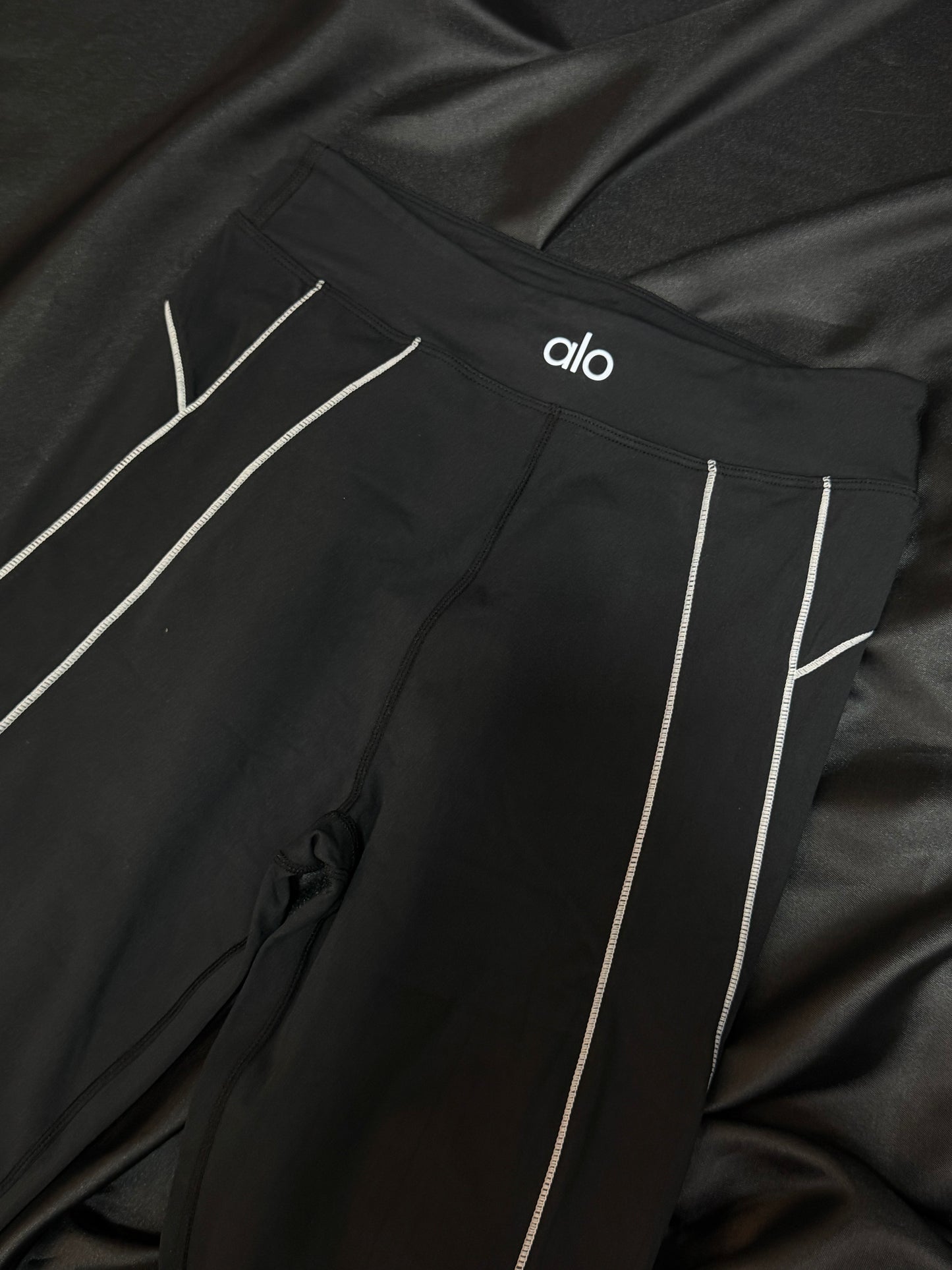 Alo Yoga Bra & Leggings Negro con Piping Blanco