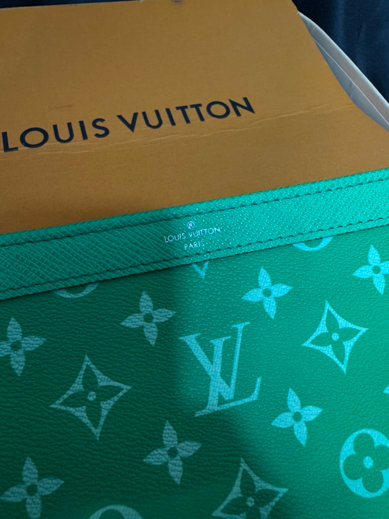 Louis Vuitton Pouchette Verde con Monedero