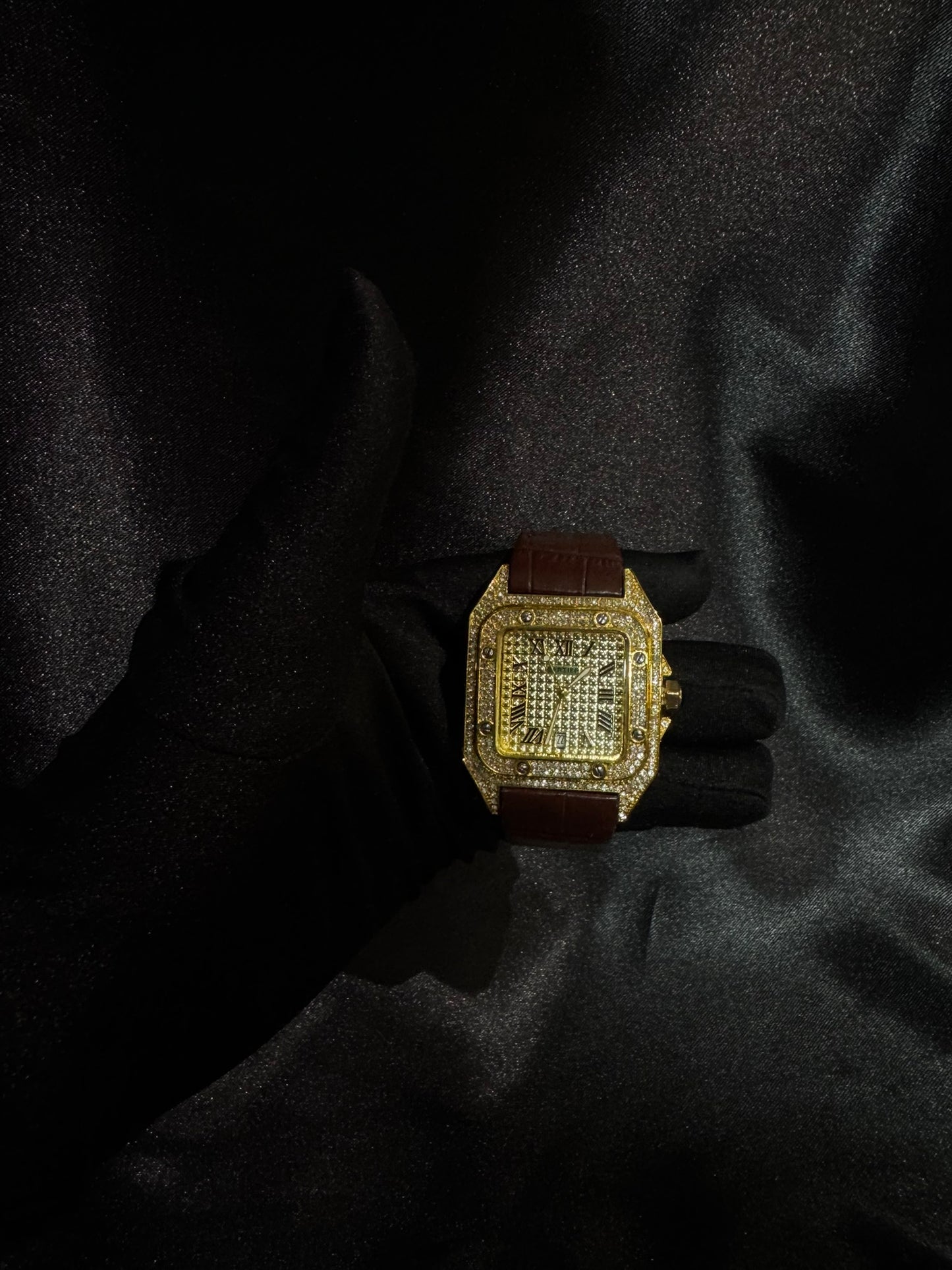Reloj Cartier Piel con Pedrería Dorada