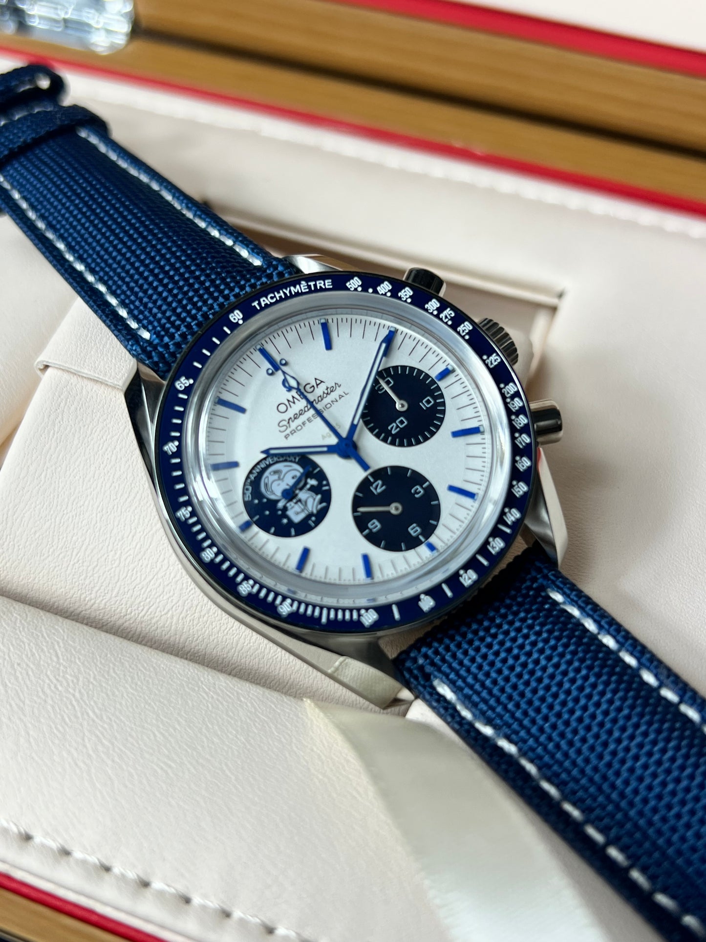 Omega Speedmaster "Snoopy" Suizo