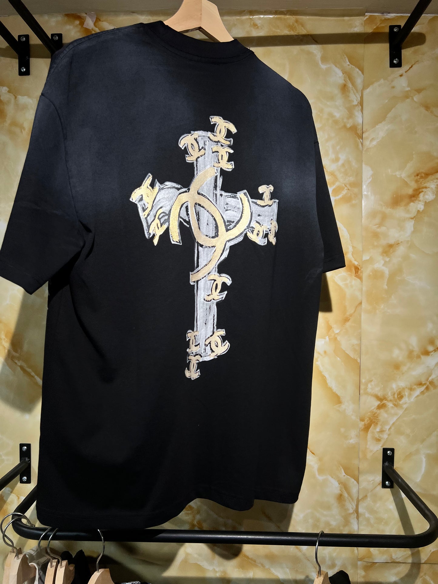 Chanel Cross Graffiti Tee Negra