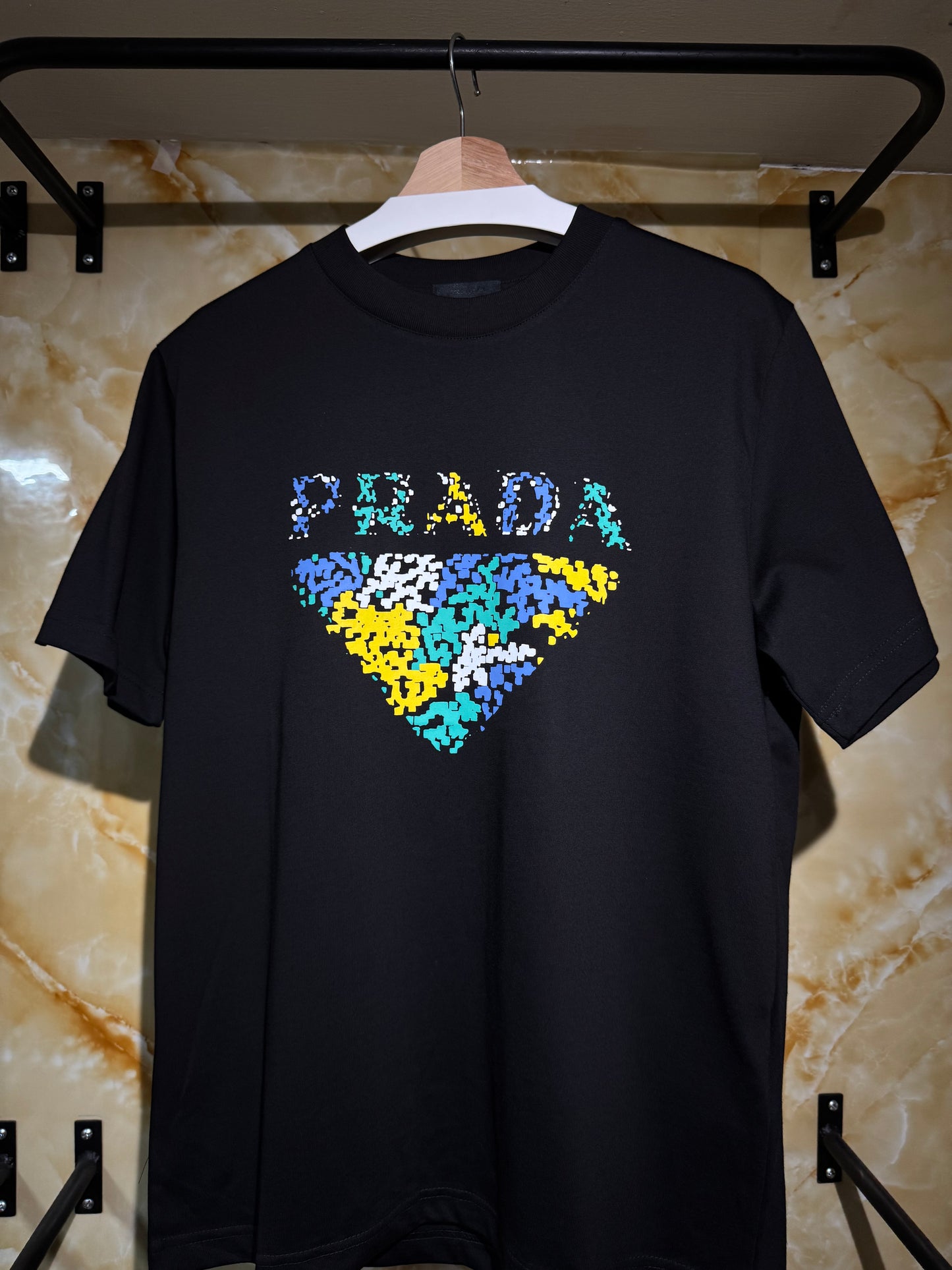 Prada Playera Negra con Logo Triángulo Pixelado Multicolor
