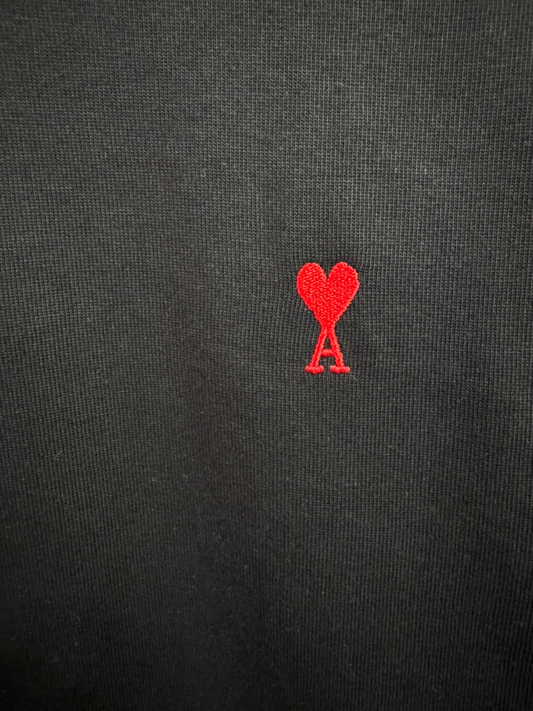 Playera Ami Mini Logo Negra Bordado UA