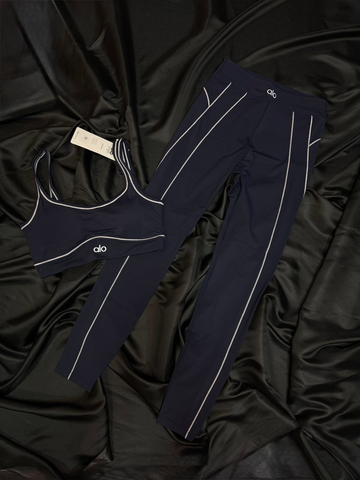 Alo Yoga – Conjunto Bra & Leggings Azul Marino con Piping Blanco