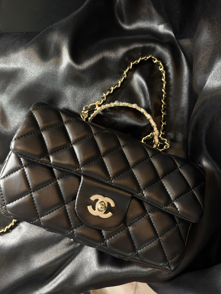 Chanel Classic Negra Asa de Perlas