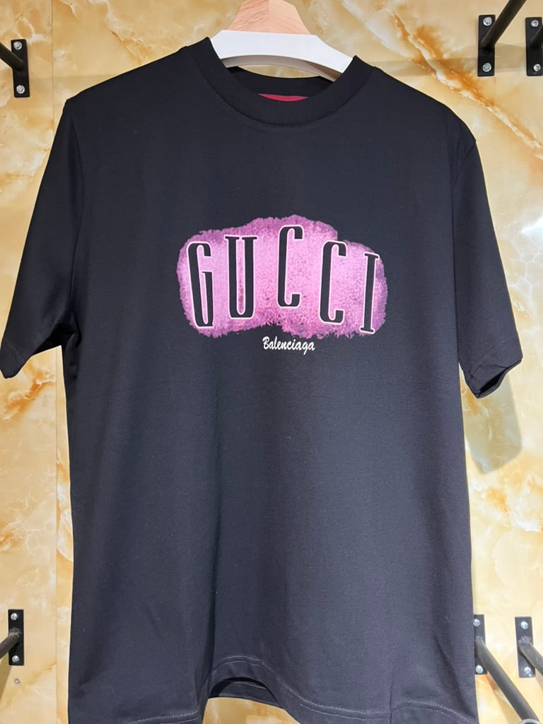 Playera Gucci Negra con Diseño Rosa