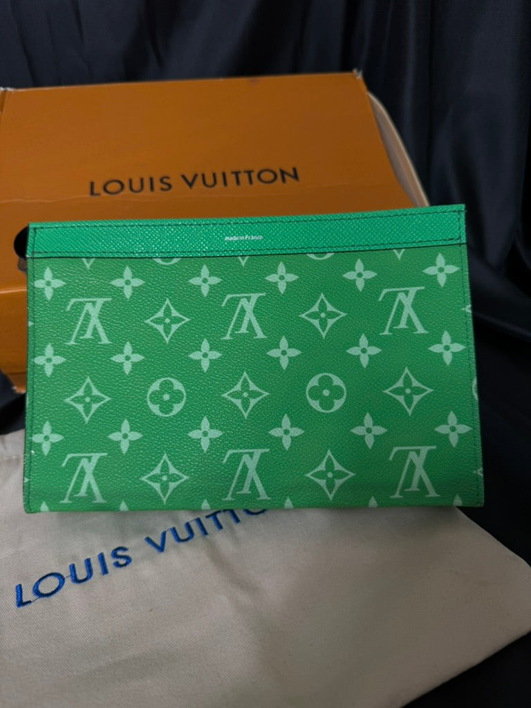 Louis Vuitton Pouchette Verde con Monedero