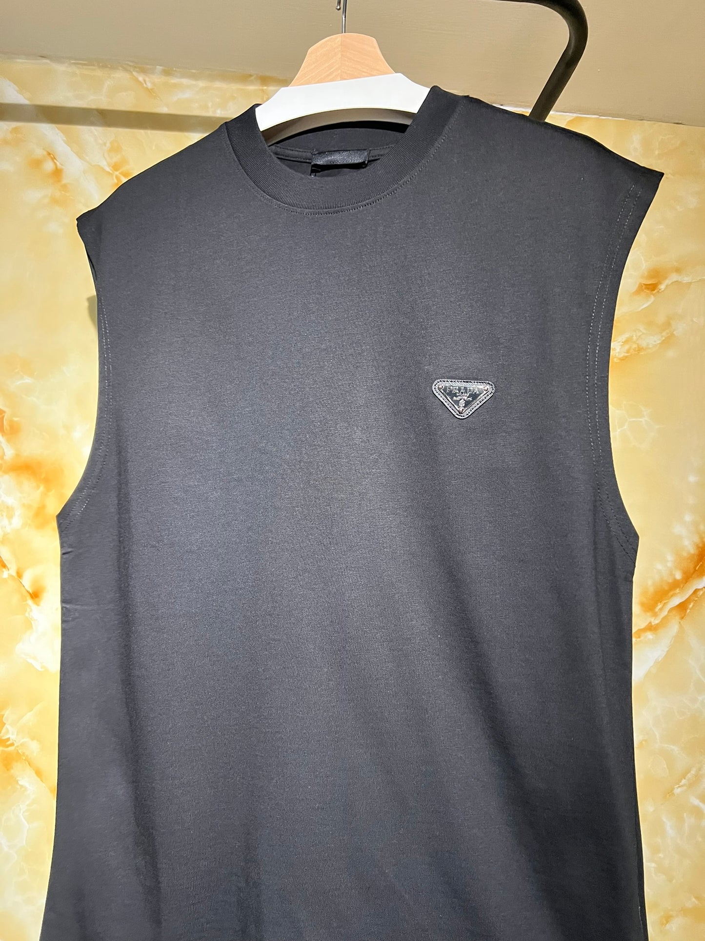 Prada Sleeveless Tee Negra