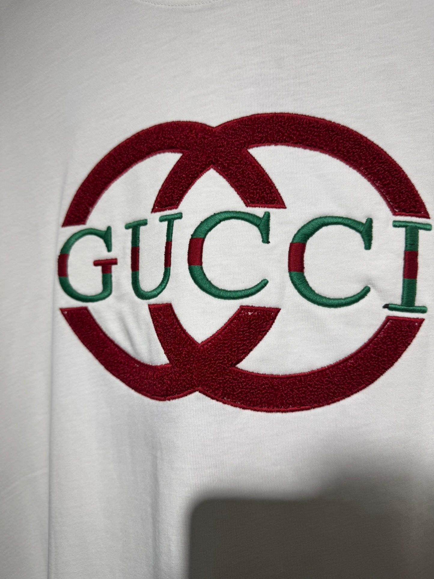 Gucci – Playera Interlocking G bordada (Web Collar)