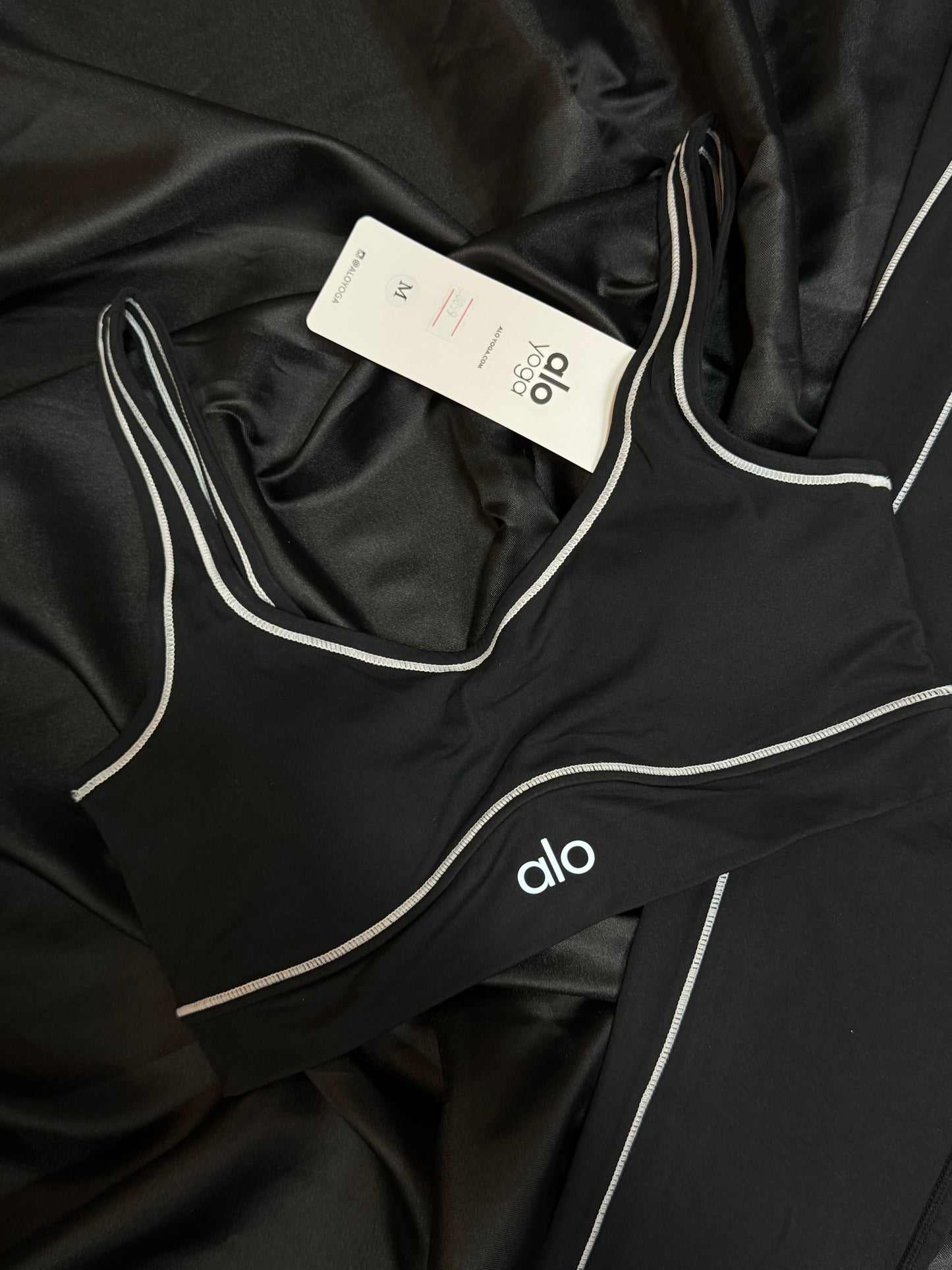 Alo Yoga Bra & Leggings Negro con Piping Blanco
