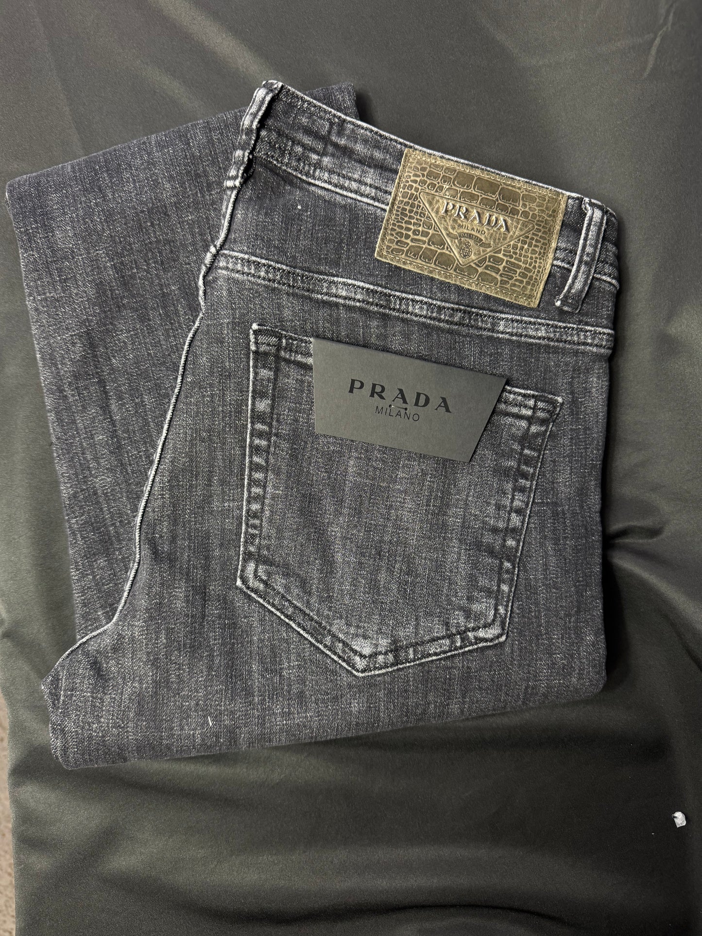 Jeans Prada Negros Etiqueta Piel con Placa