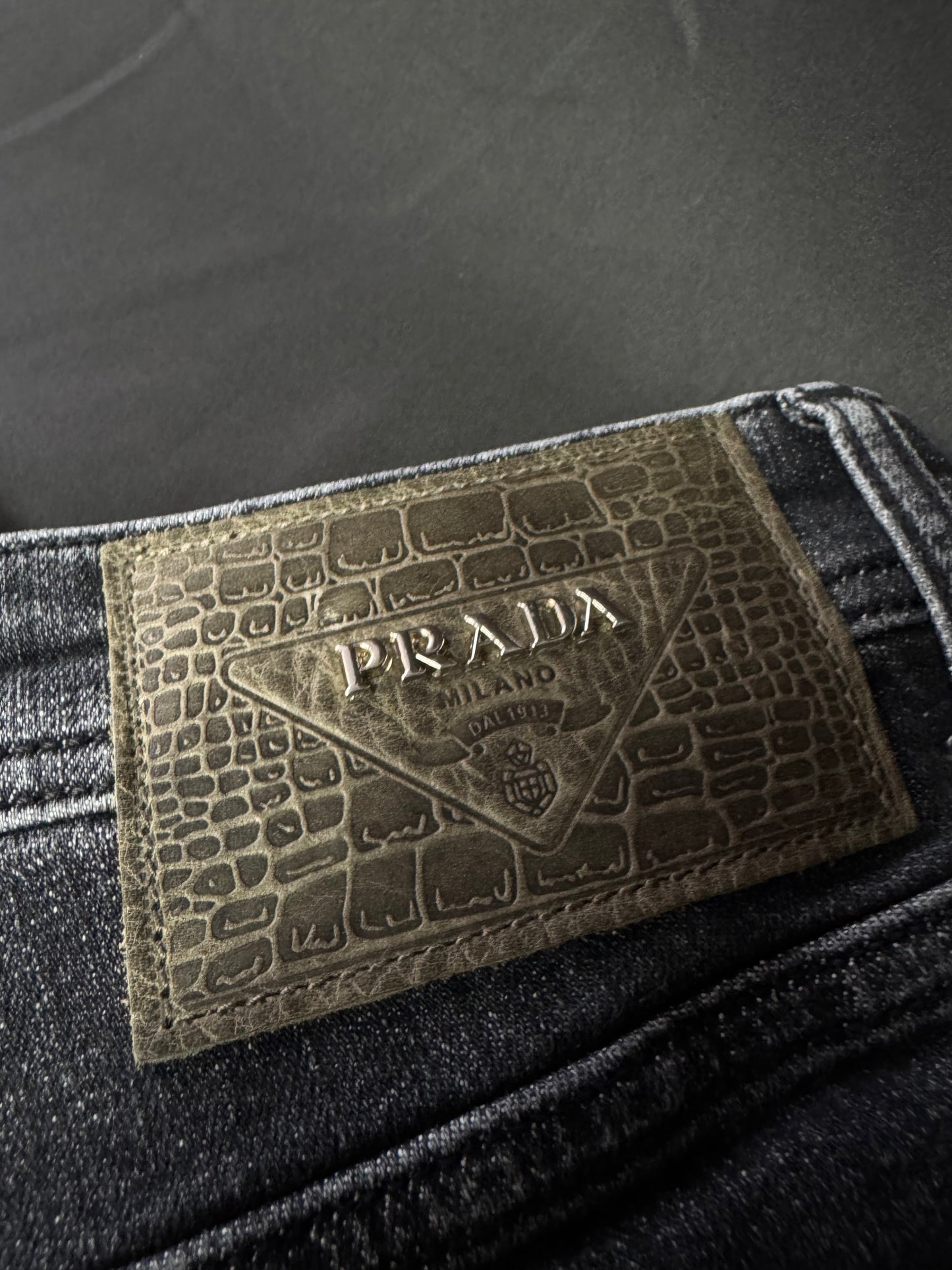 Jeans Prada Negros Etiqueta Piel con Placa