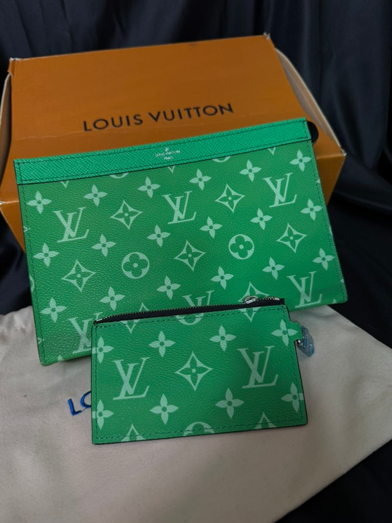 Louis Vuitton Pouchette Verde con Monedero