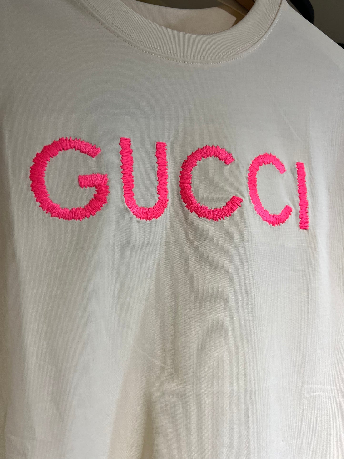 Playera Gucci Blanca Logo Rosa Bordado