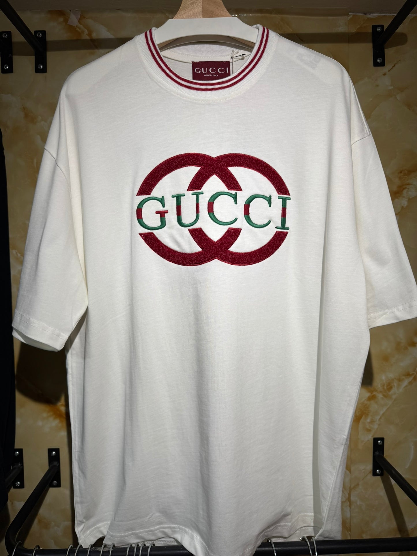 Gucci – Playera Interlocking G bordada (Web Collar)
