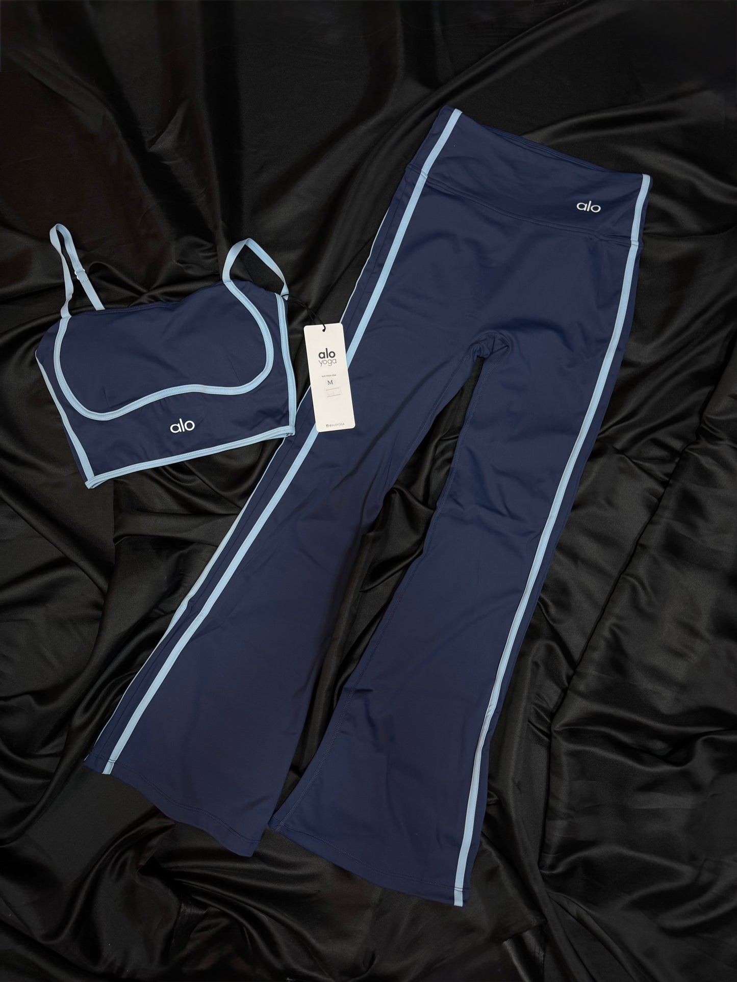 Alo Yoga Conjunto Bra & Leggings Acampanados Azul con Piping Celeste