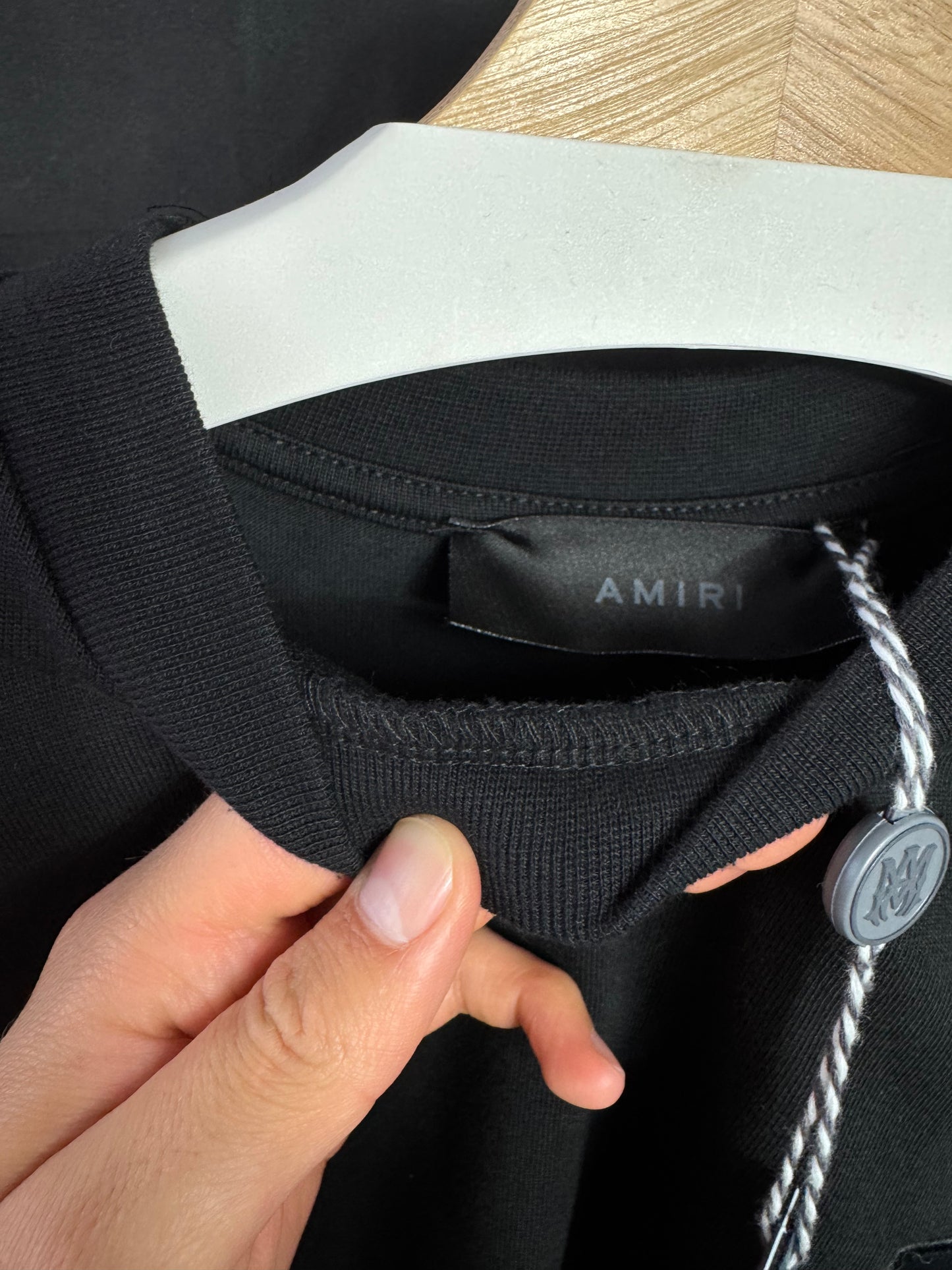 Playera Amiri Parche Bordado Negra UA