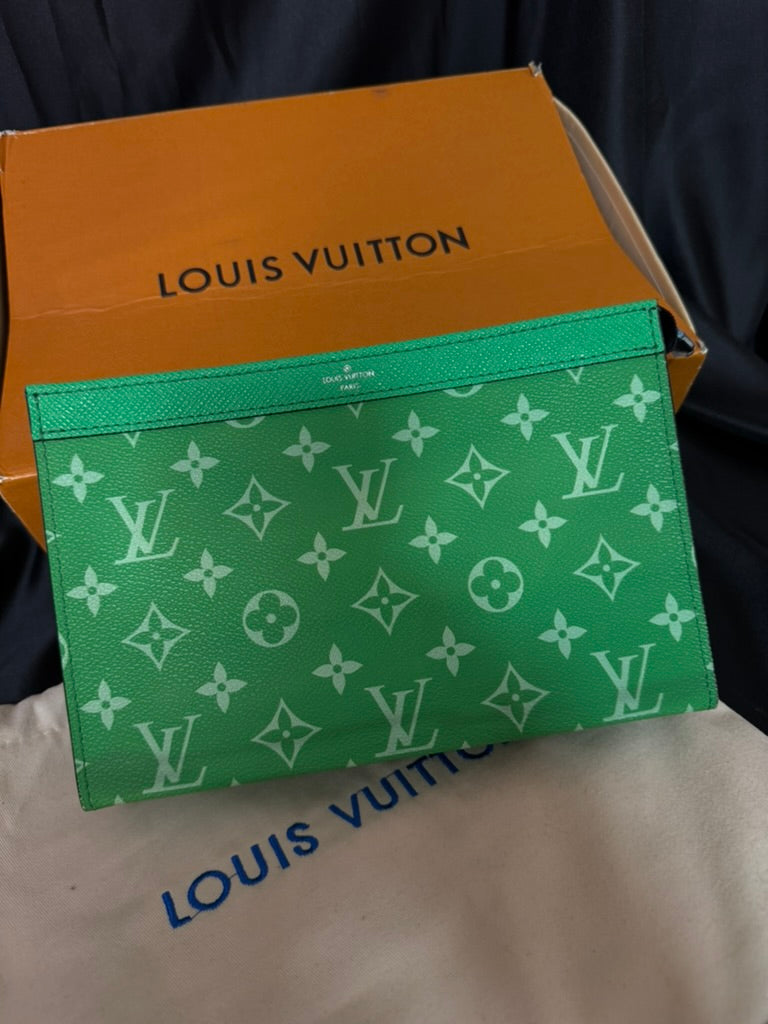 Louis Vuitton Pouchette Verde con Monedero