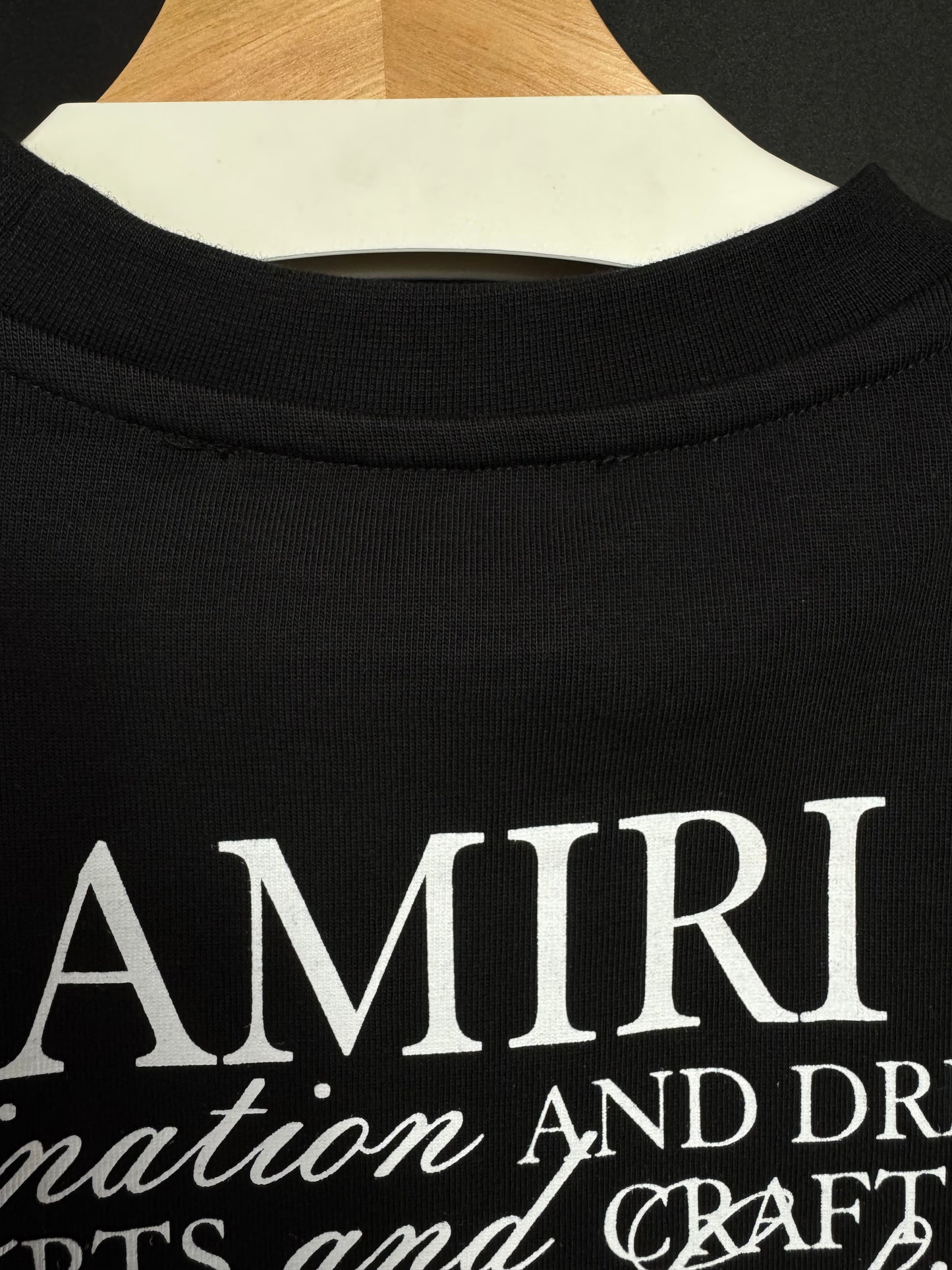 Playera Amiri Parche Bordado Negra UA