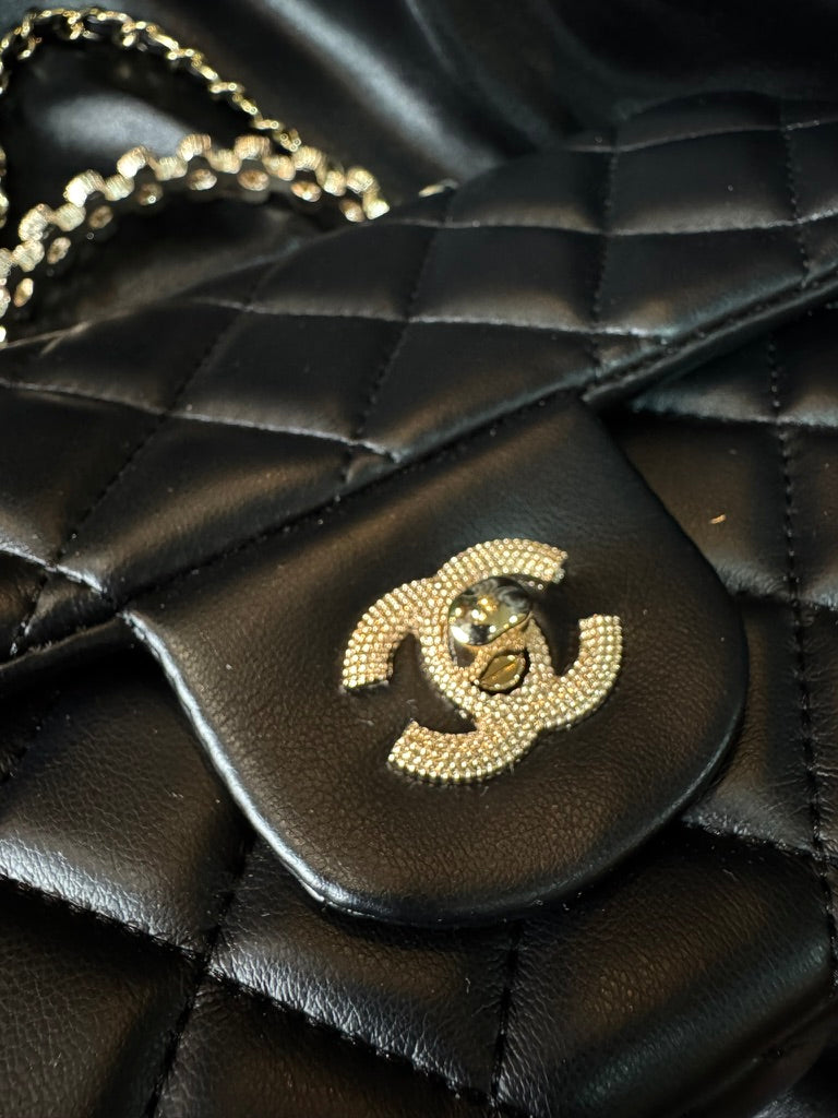 Chanel Classic Negra Asa de Perlas