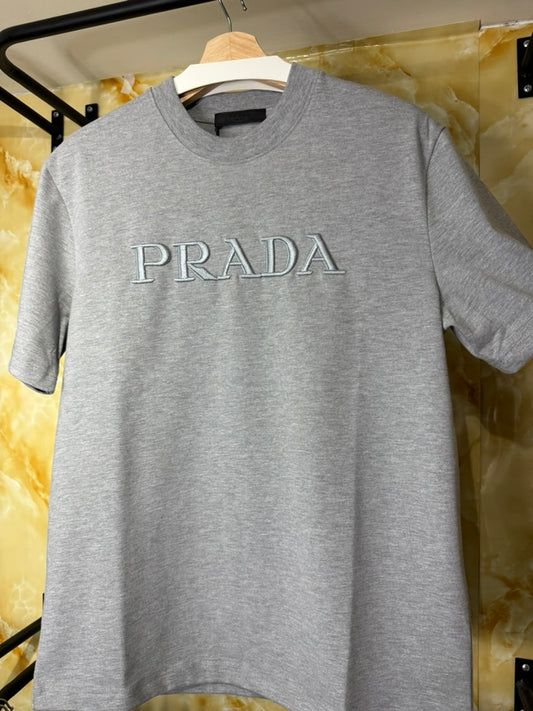 Prada “Logo Bordado”