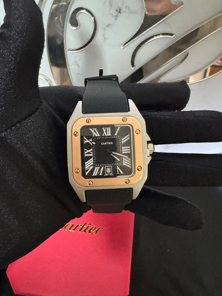 Reloj Cartier Santos Caucho Carátula Negra y Dorado