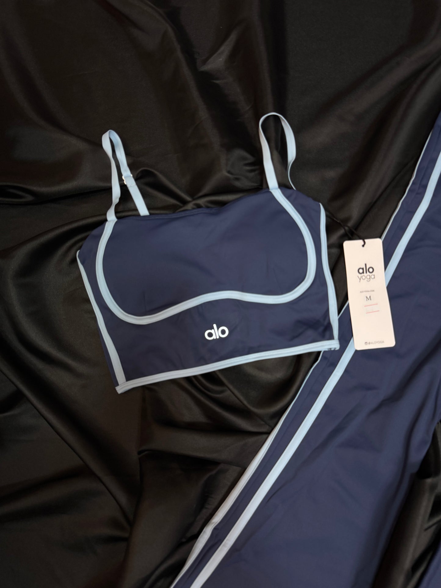 Alo Yoga Conjunto Bra & Leggings Acampanados Azul con Piping Celeste