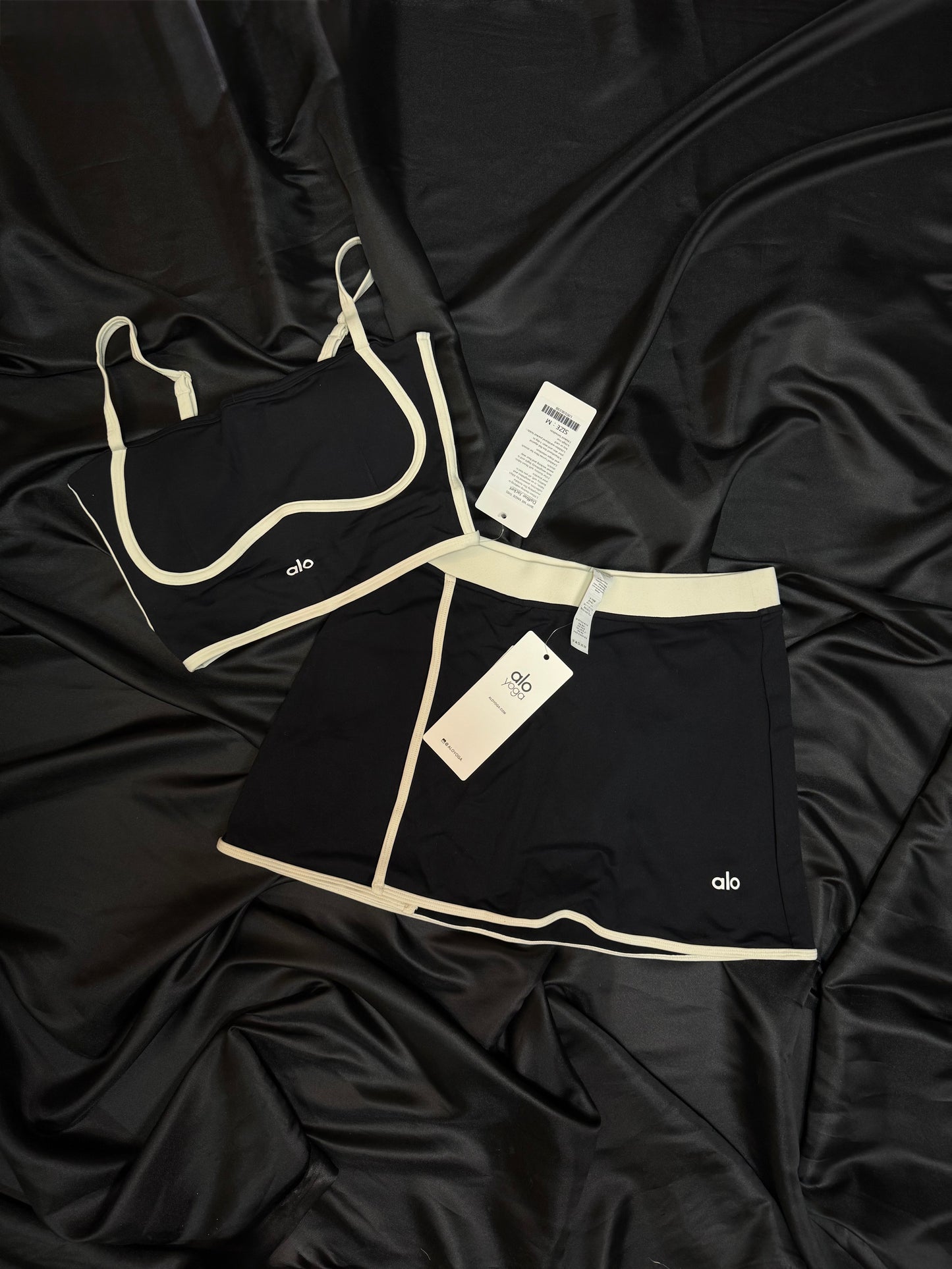 Alo Yoga – Conjunto Bra & Falda Negra Bicolor