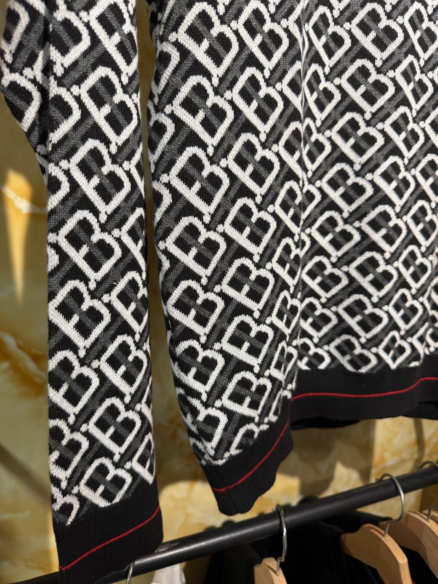 Burberry Sueter Monograma