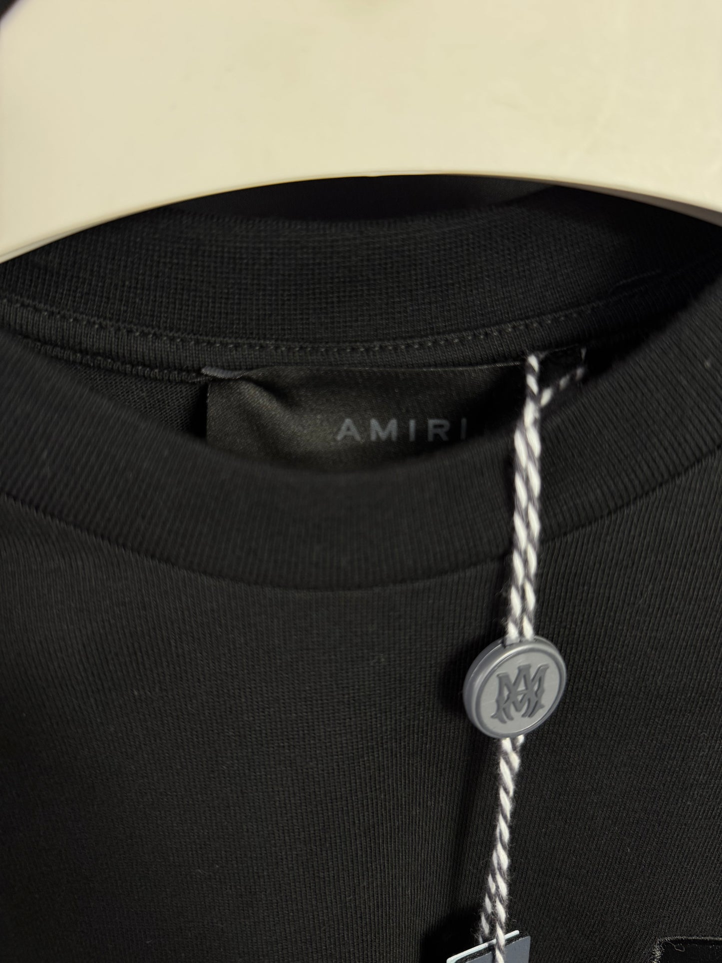 Playera Amiri Parche Bordado Negra UA