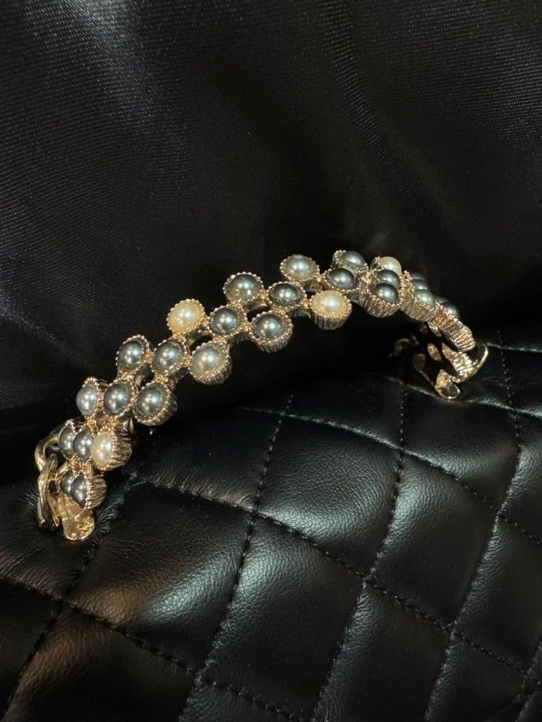 Chanel Classic Negra Asa de Perlas