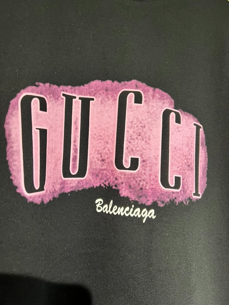 Playera Gucci Negra con Diseño Rosa