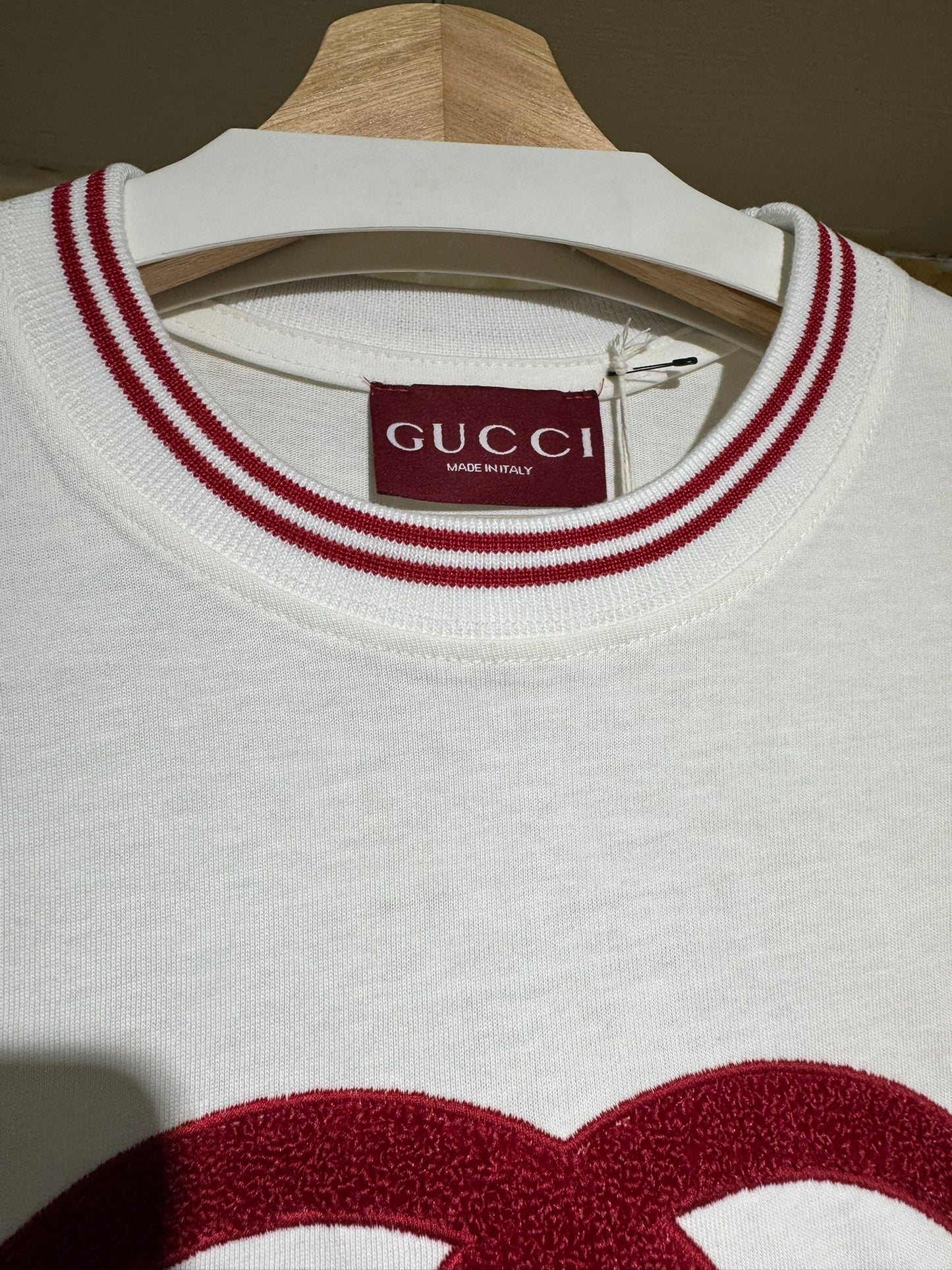 Gucci – Playera Interlocking G bordada (Web Collar)