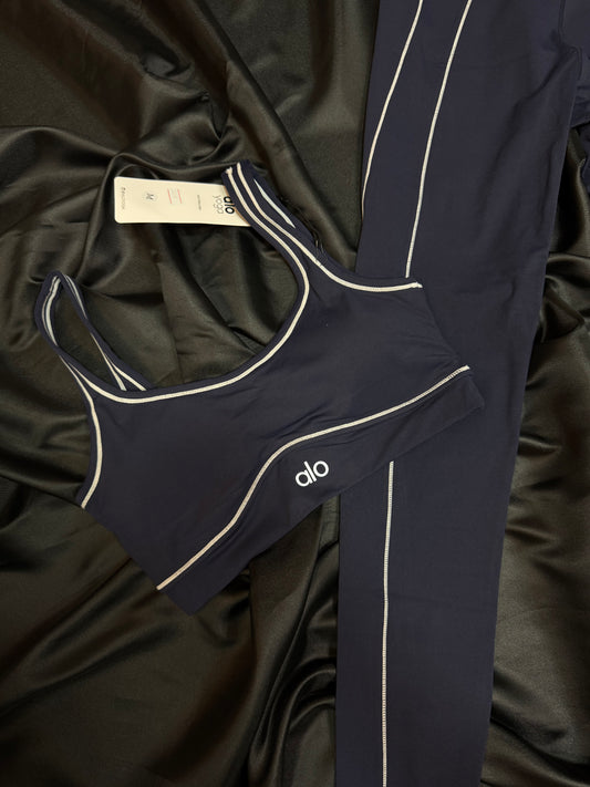 Alo Yoga – Conjunto Bra & Leggings Azul Marino con Piping Blanco
