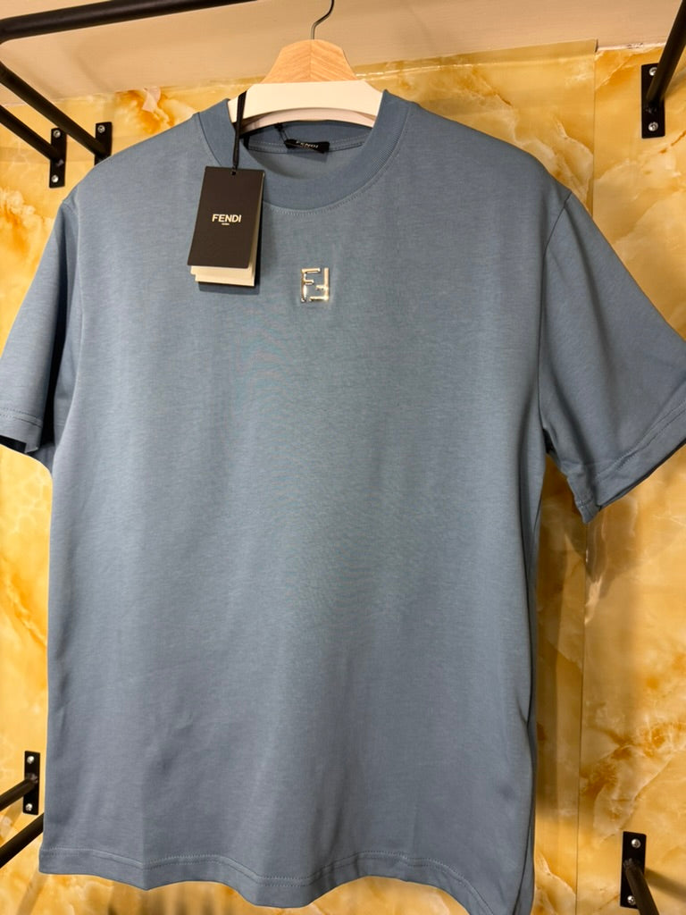 Fendi Playera Azul “Logo Metálico”