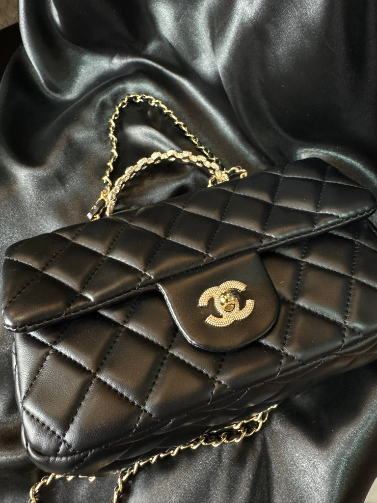 Chanel Classic Negra Asa de Perlas