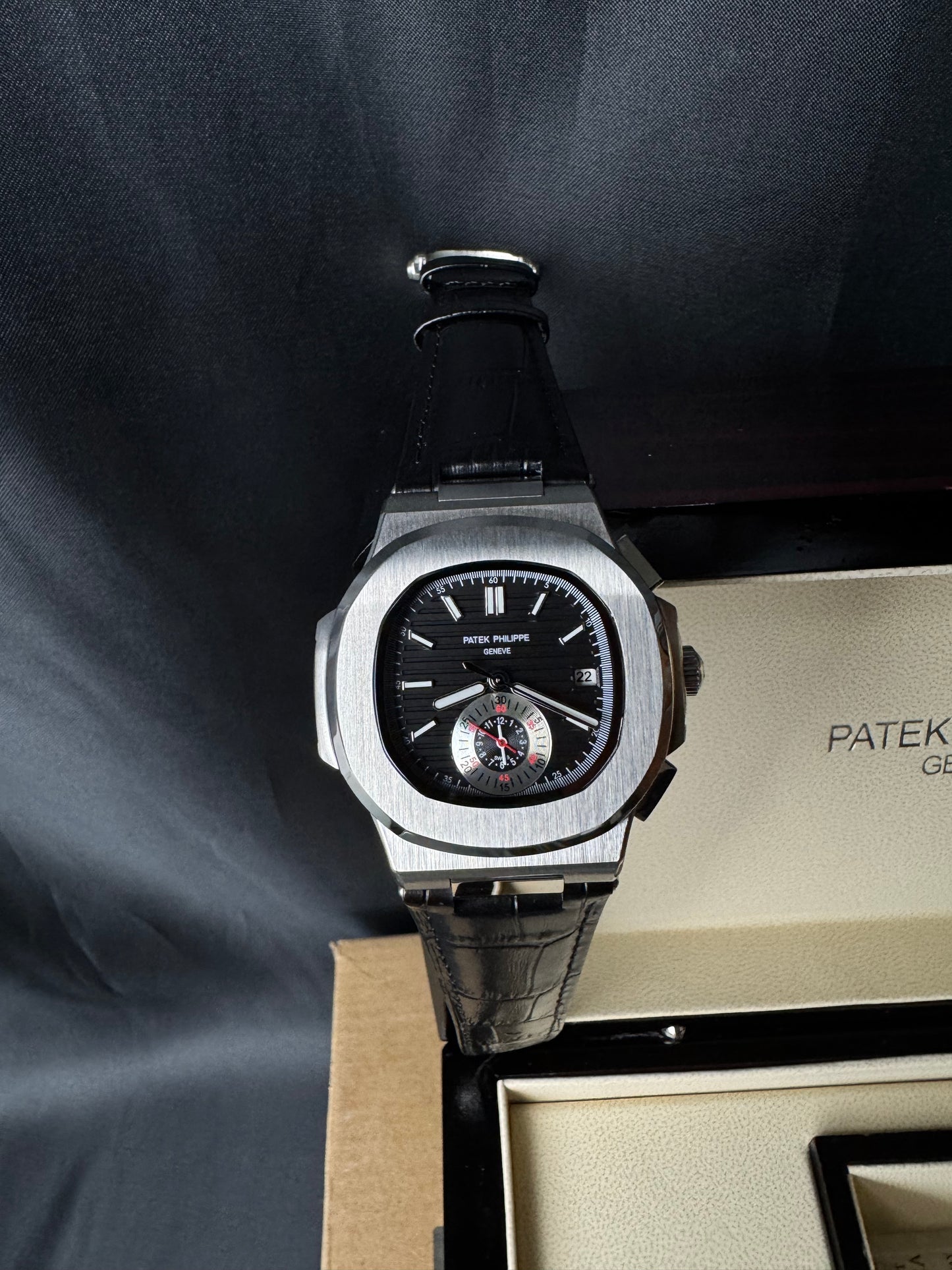 Patek Philippe Nautilus Travel Time Plata