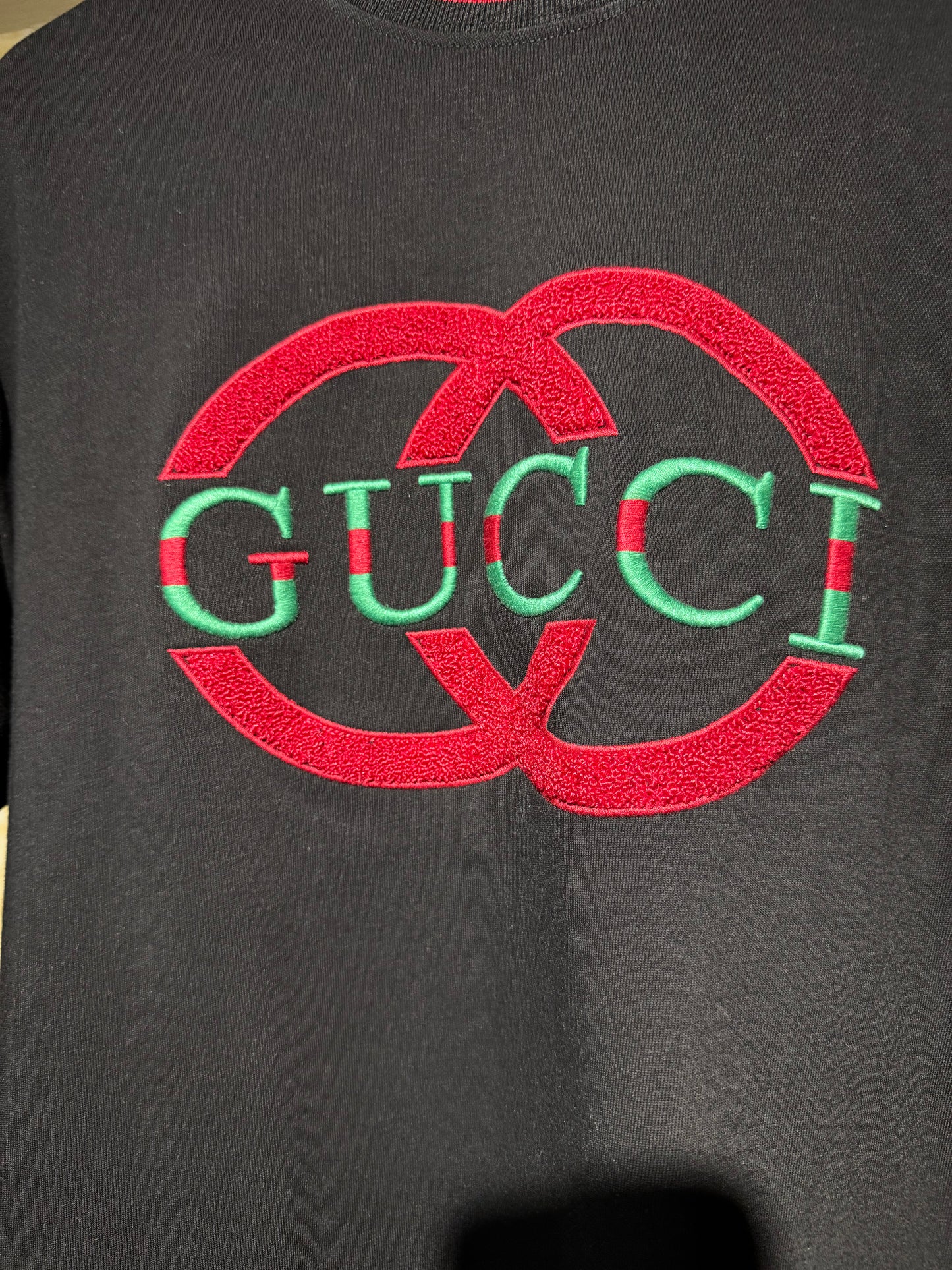 Gucci – nterlocking G bordada (cuello Web rojo)