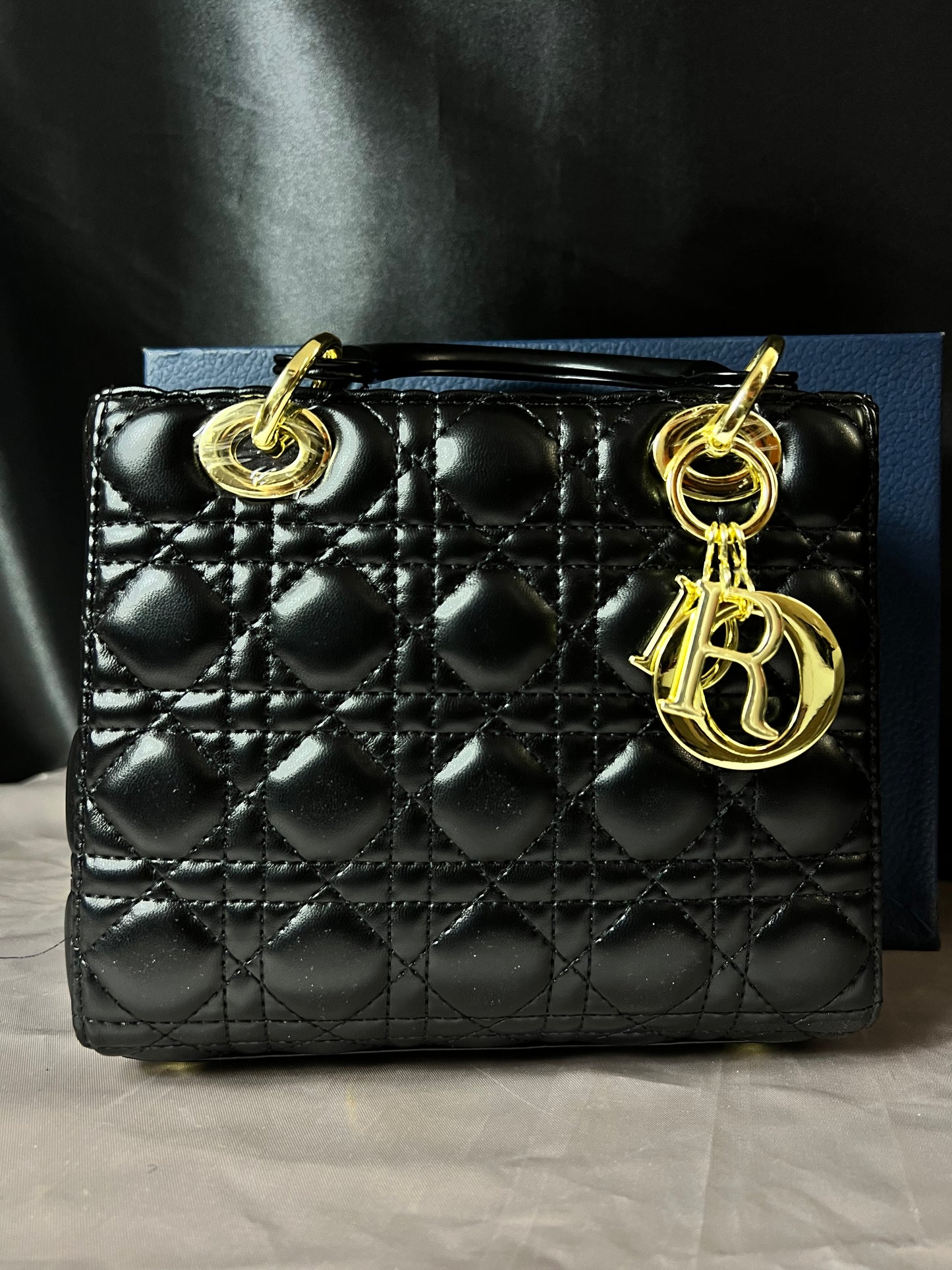 Lady Dior Mini en Piel Cannage Negra con Herrajes Dorados