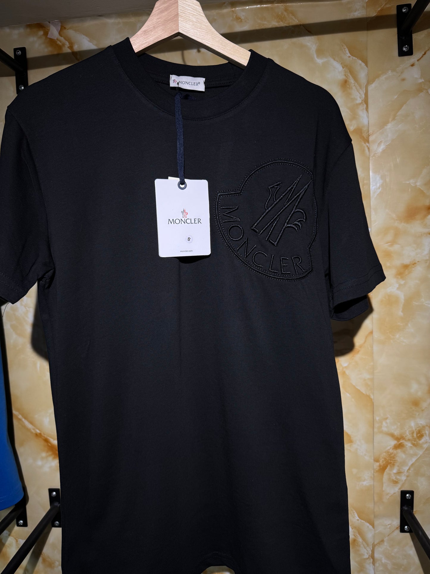 Moncler Con Logo En Relieve