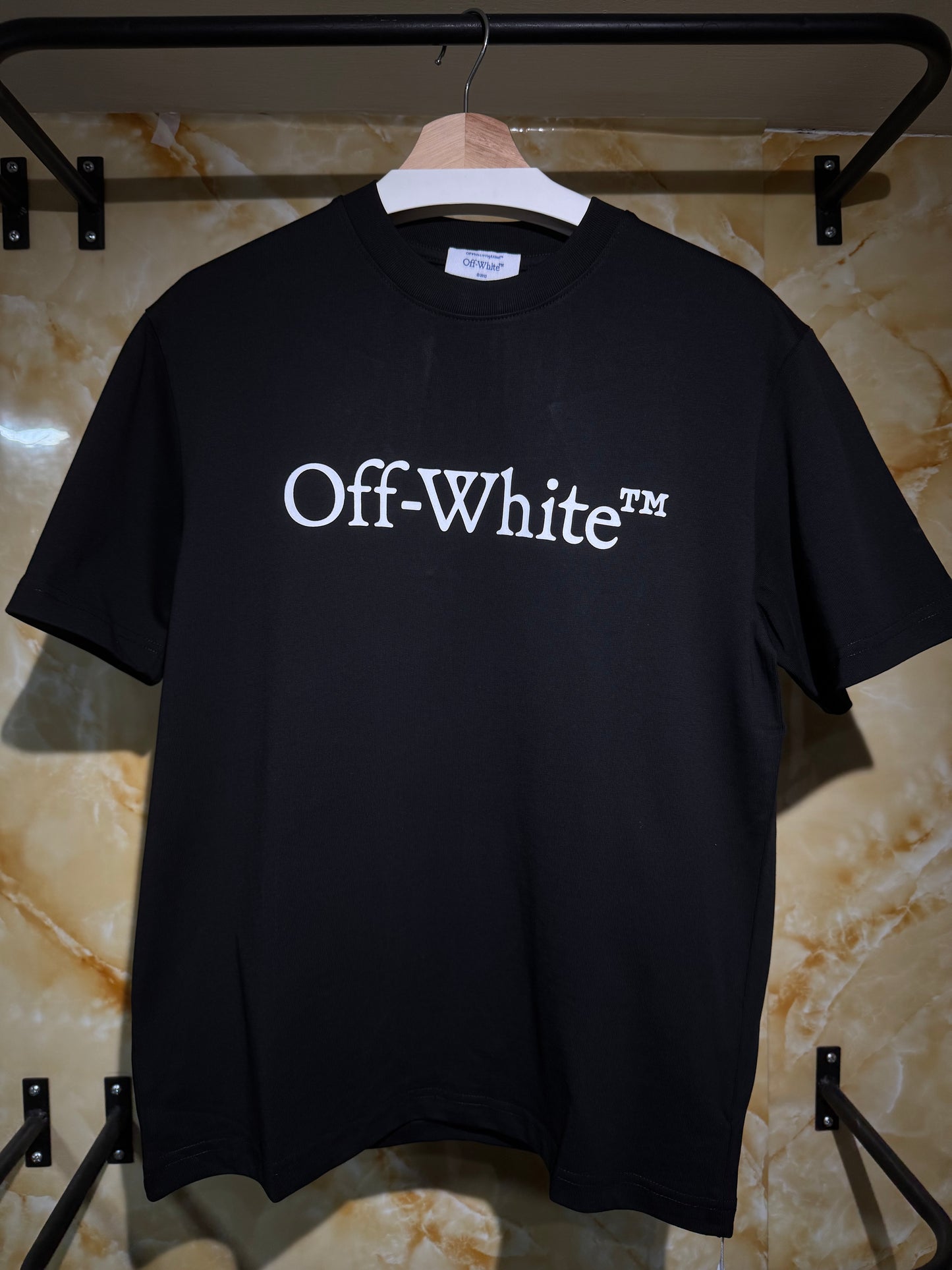 Off-White Playera Negra con Logo Tipográfico “Off-White"