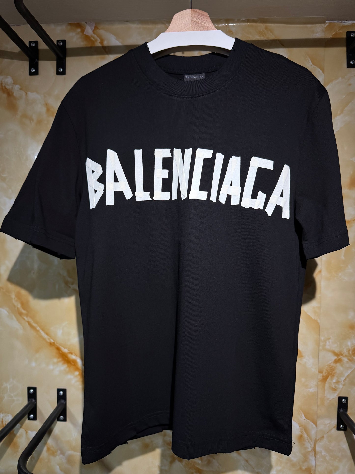 Balenciaga – Camiseta “Tape Logo” (Black/Yellow)