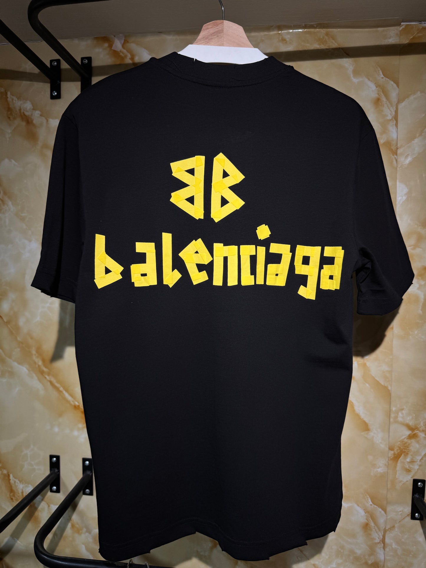 Balenciaga – Camiseta “Tape Logo” (Black/Yellow)