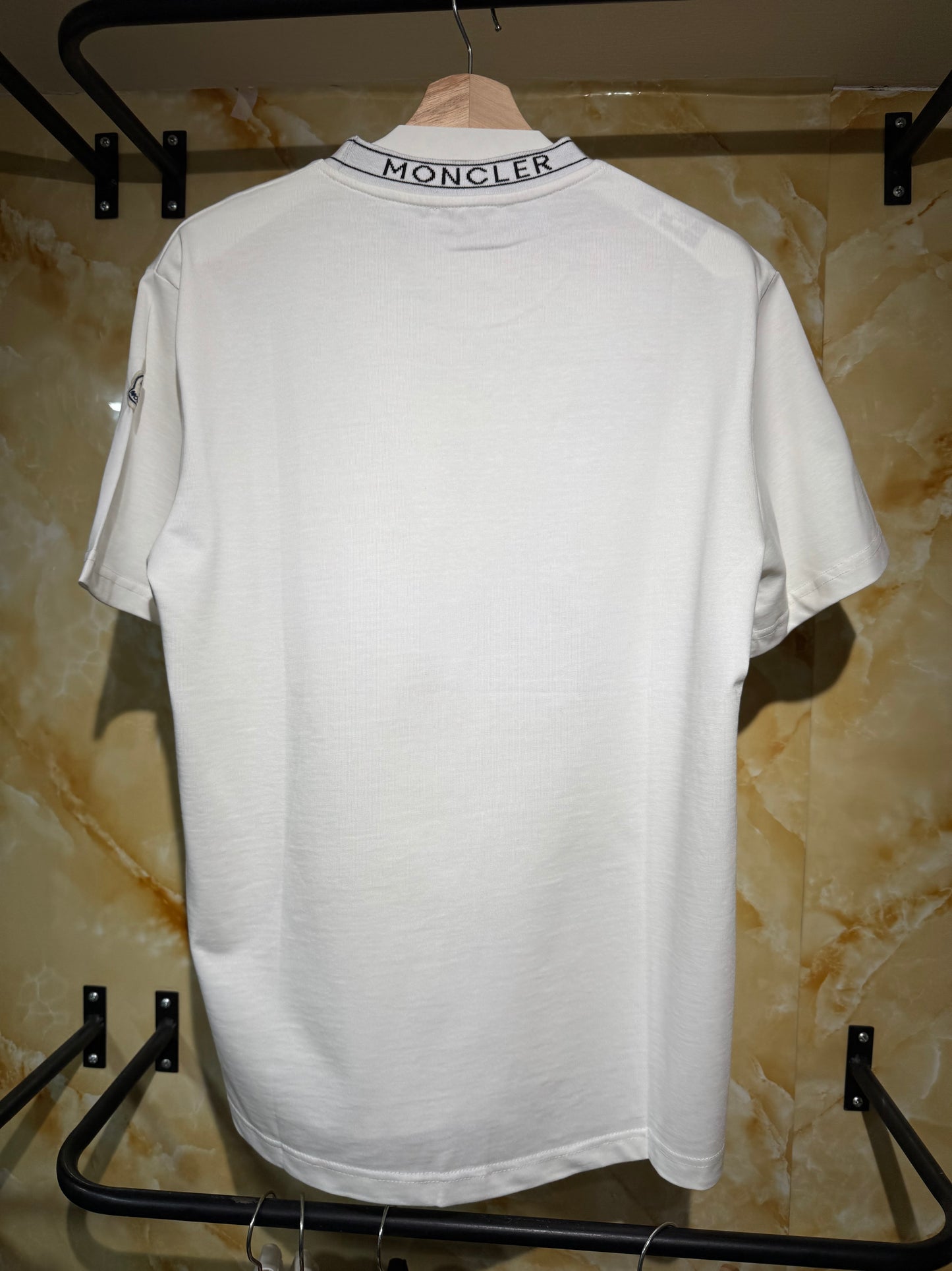 Playera Moncler “Logo Collar Knit” – Blanca