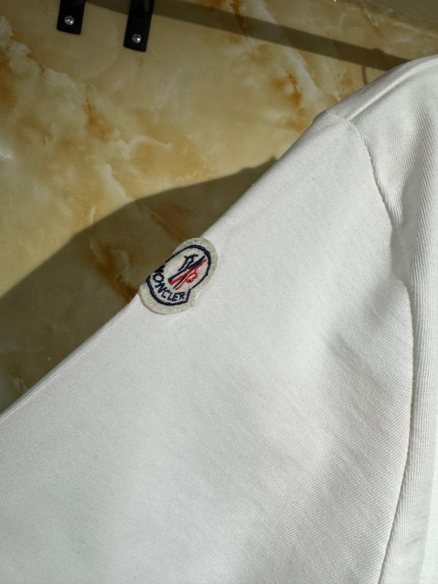 Playera Moncler “Logo Collar Knit” – Blanca