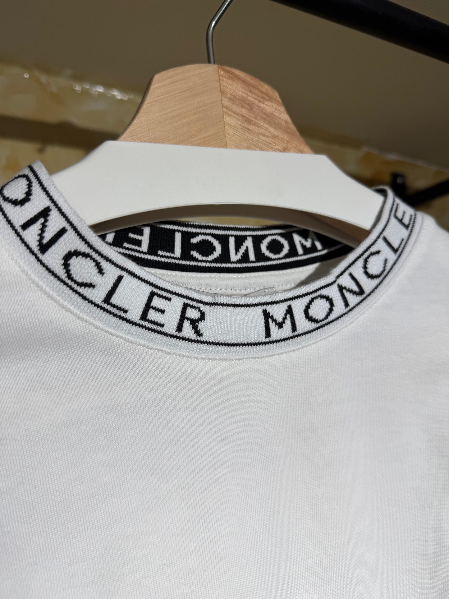 Playera Moncler “Logo Collar Knit” – Blanca