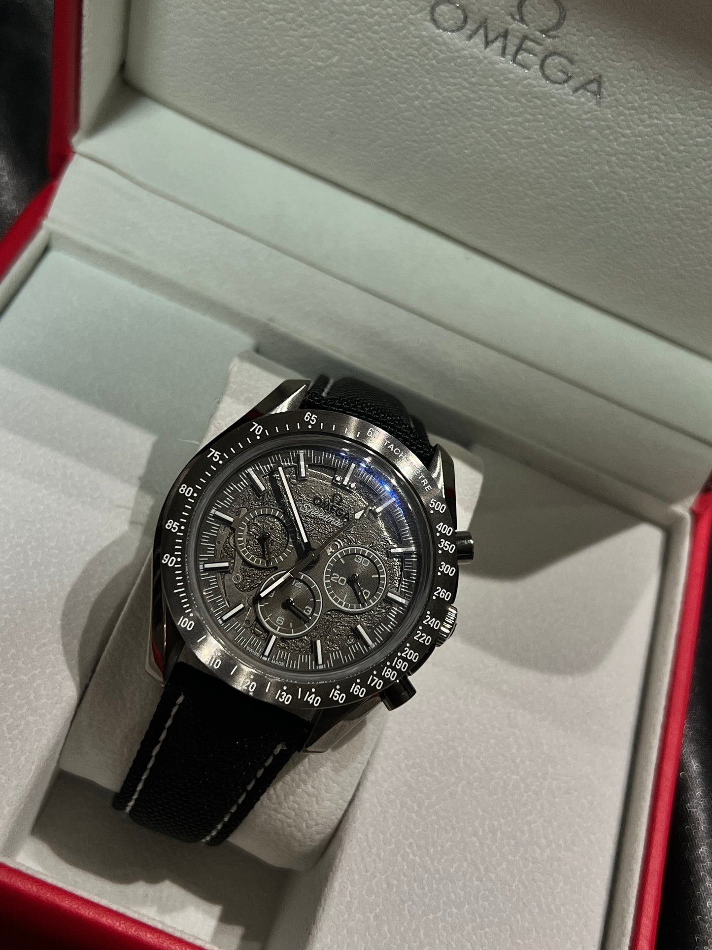 Omega SpeedMaster Grey Side of The Moon Tela