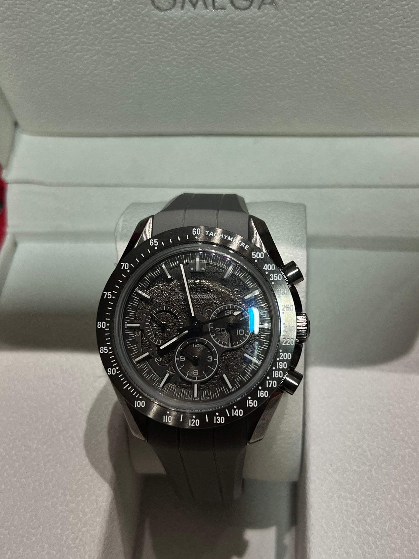 Omega SpeedMaster Grey Side of The Moon Caucho